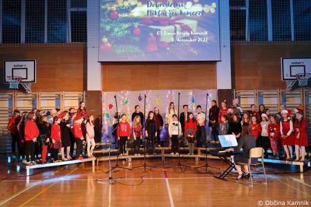 Miklavžev koncert na Osnovni šoli Toma Brejca napolnil telovadnico do zadnjega kotička (33)